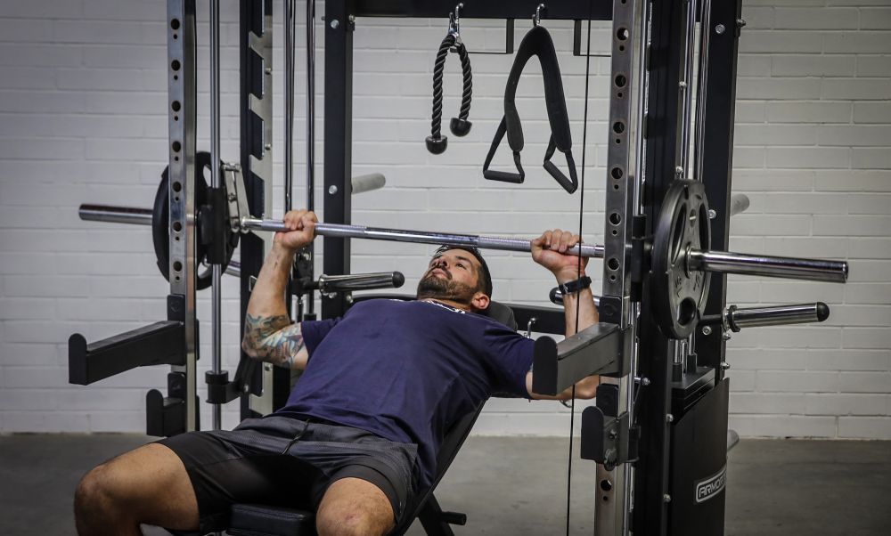 How to keep the chest tendon injury-free while training heavy bench press?